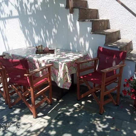 Traditional House In Akamatra Square Bagian luar foto